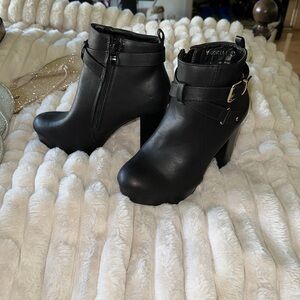 Top moda size 7 1/2 zip up black ankle booties